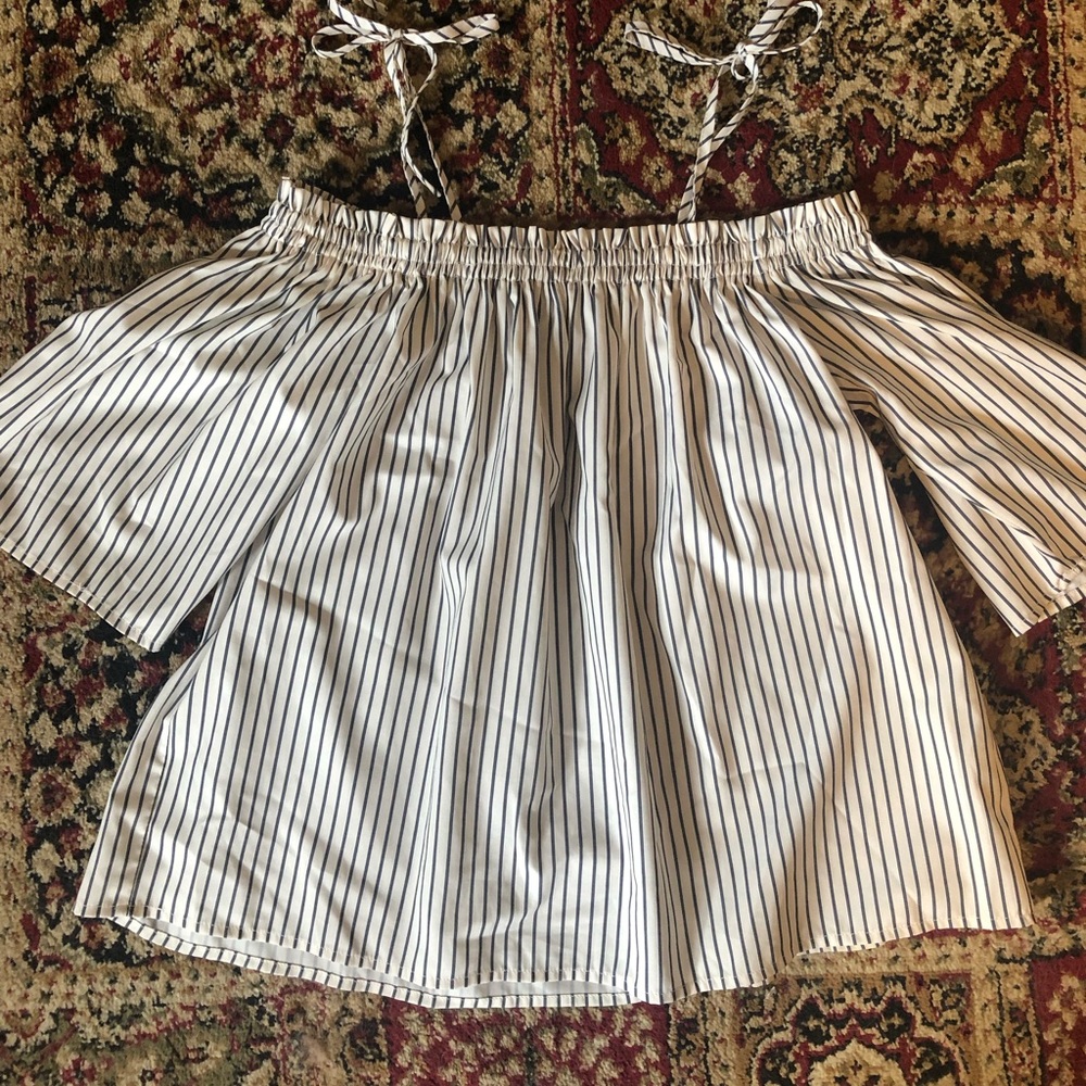 🛍 Cute versatile striped top